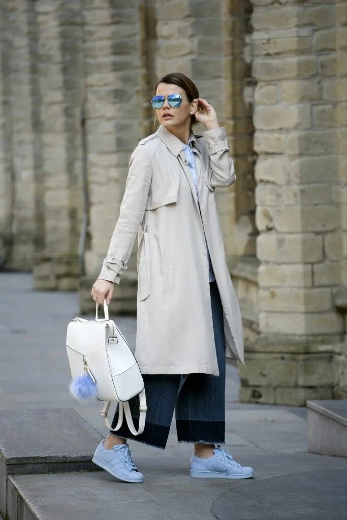 Плащ с джинсами и кроссовками фото женщины ADIDAS SUPERCOLOR Fashion Zen Fashion, Denim trends, Street style chic