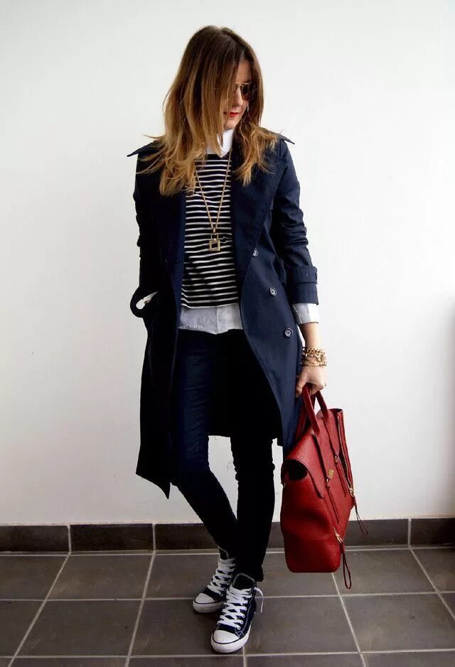 Плащ с джинсами и кроссовками фото женщины Inspiración para los días de lluvia Moda, Ropa, Outfits