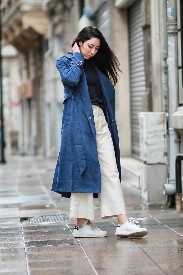 Плащ с джинсами и кроссовками фото женщины Women's Blue Trenchcoat, Black Turtleneck, White Culottes, White Leather Low Top