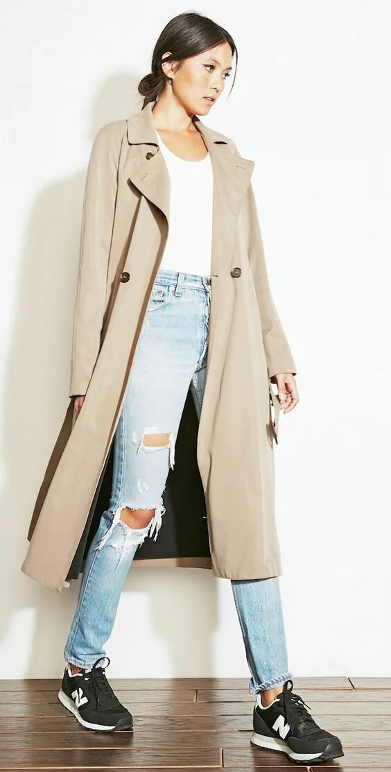 Плащ с джинсами и кроссовками фото женщины Trench coat pour femme - Conseils & idées de tenues ultra stylées Sneakers fashi
