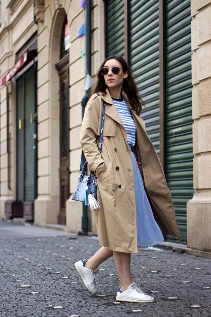 Плащ с джинсами и кроссовками фото женщины FASHION AVENUE Ideias fashion, Casacos femininos, Roupa trench coat