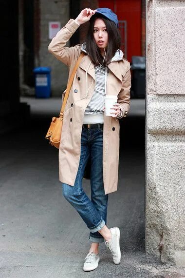 Плащ с джинсами и кроссовками фото женщины Épinglé sur Style inspi