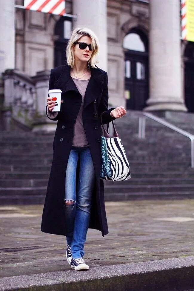 Плащ с джинсами и кроссовками фото женщины Ghim trên look: jacket wool