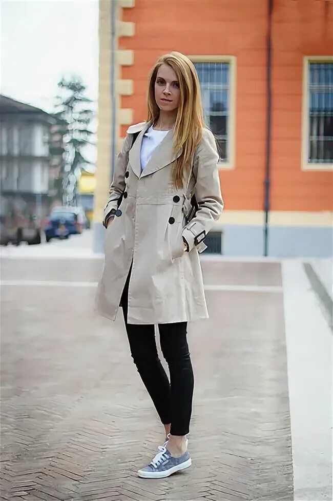 Плащ с джинсами и кроссовками фото женщины diagonale Contredire procès Jeans P448 Secret déclarer chiffre