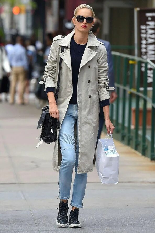 Плащ с джинсами и кроссовками фото женщины Пин от пользователя Chic Bones на доске Fashionation Небрежная элегантность, Оде