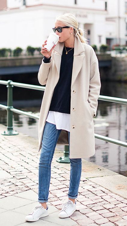 Плащ с джинсами и кроссовками фото женщины Pin by soojin song on winter, fall White sneakers outfit, Casual, Casual fashion