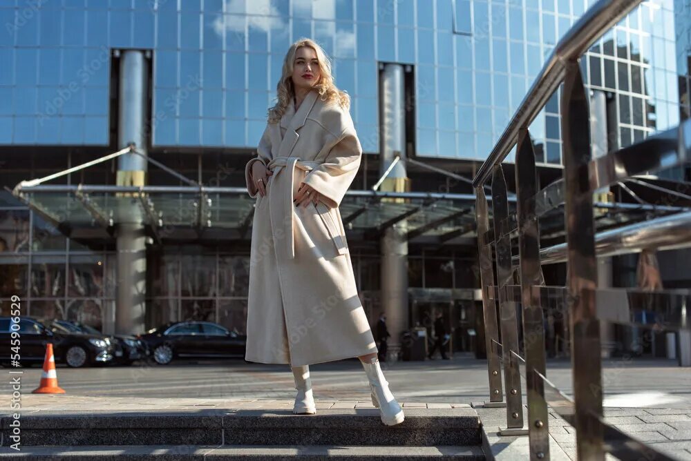 Плащ женский 2024 2025 тренды 3 тренда верхней одежды на осень 2023 Women's blog Дзен