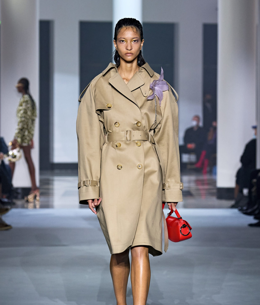 Плащ женский 2024 2025 тренды Тренч женский 2023 модные тенденции на осень - Самые модные плащи 2023 - ElytS.r