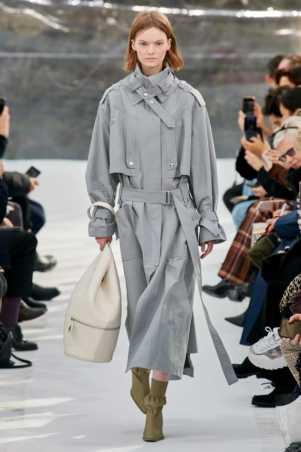 Плащ женский осень 2024 тренды Kenzo Fall 2020 Ready-to-Wear collection, runway looks, beauty, models, and revi