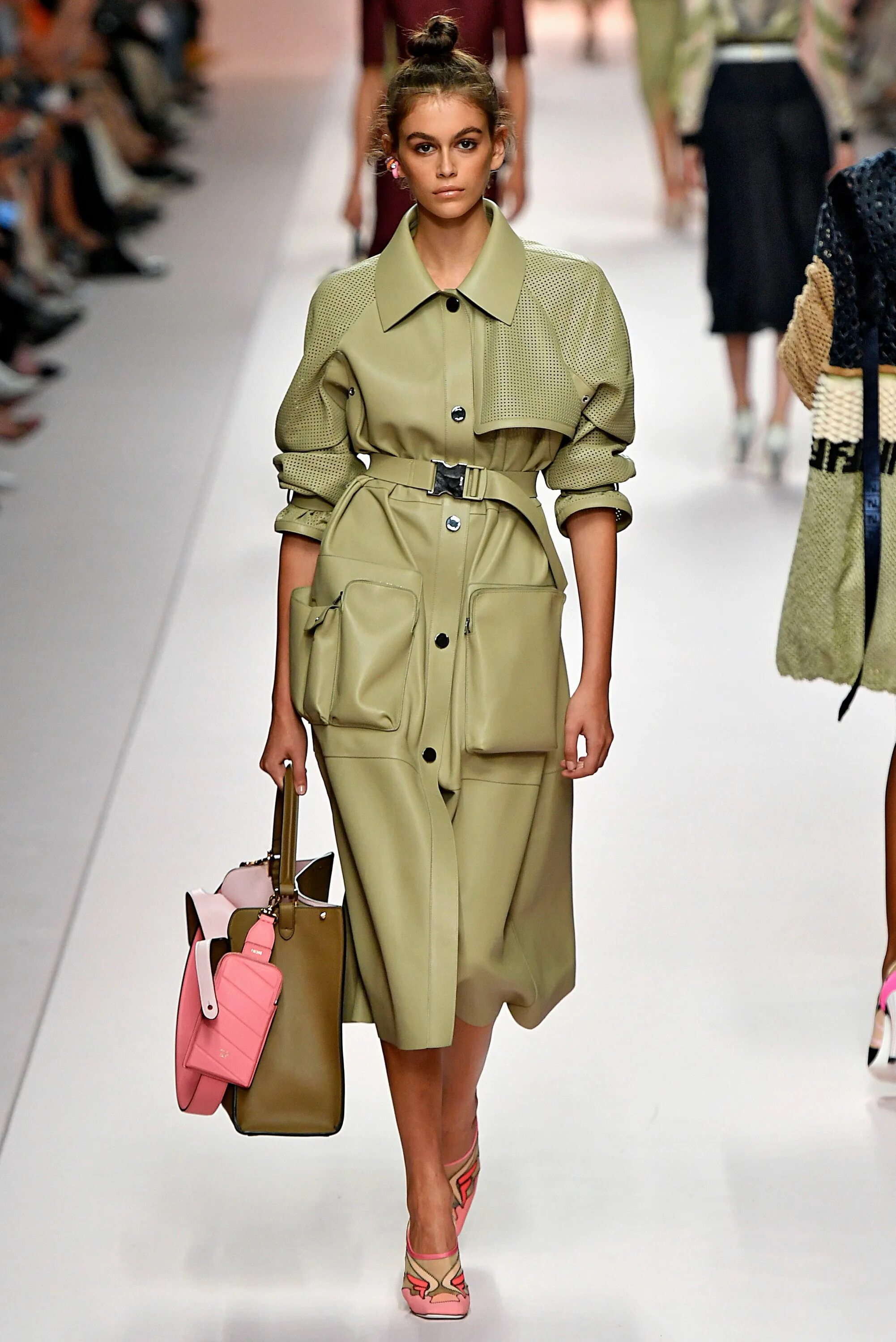 Плащ женский тренд Kaia Gerber: Fashion Show Appearances