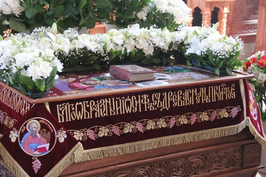 Плащаница фото в храме ВЕЧЕРНЯ С ВЫНОСОМ ПЛАЩАНИЦЫ СПАСИТЕЛЯ В ХРАМЕ ПРП. СЕРГИЯ . Flickr
