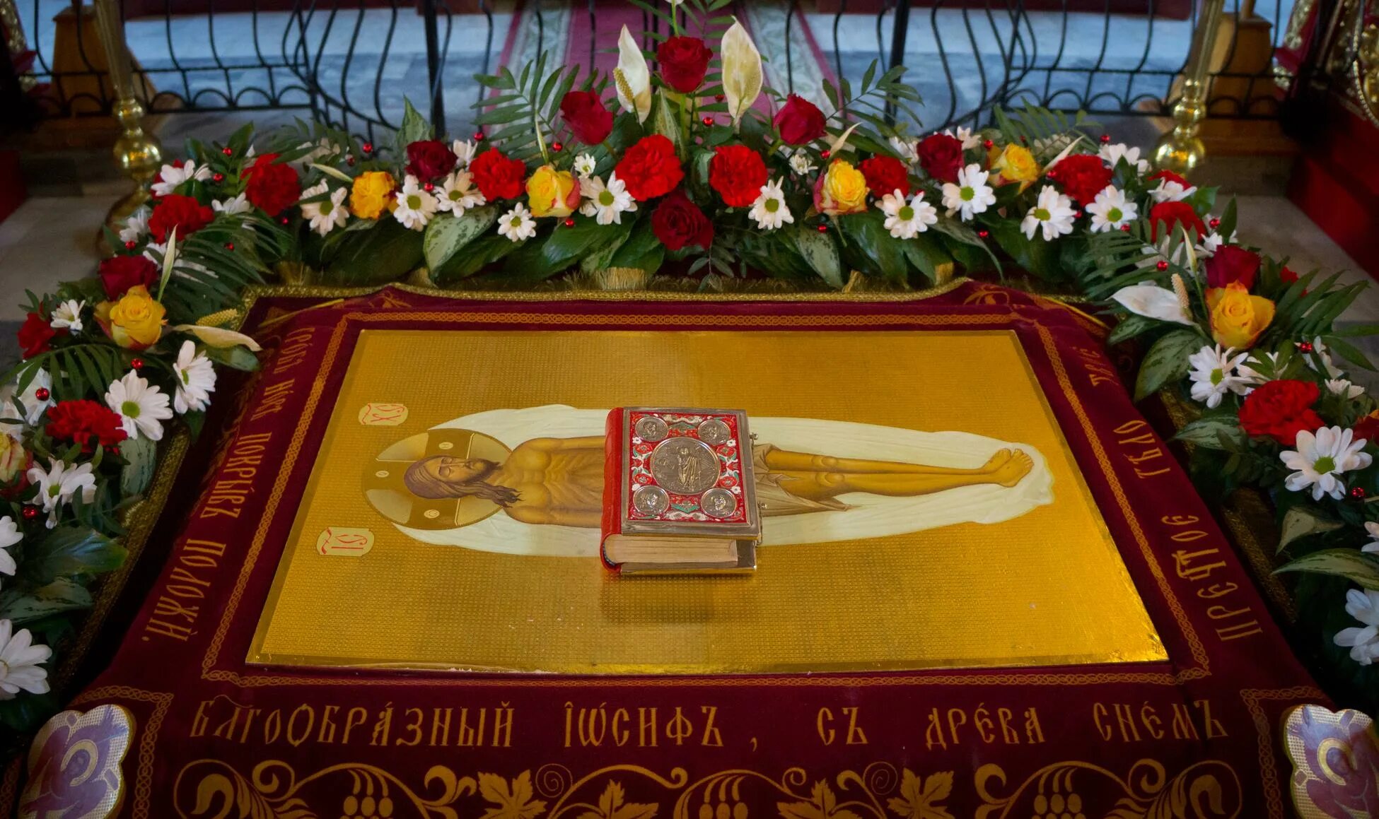 Плащаница фото в храме Вечерня с выносом Плащаницы - Сайт прихода Великомученика и целителя Пантелеимон