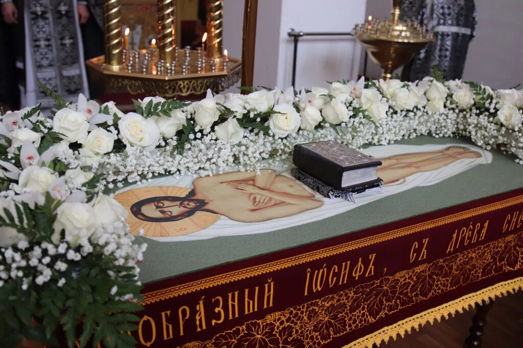 Плащаница фото в храме Вечерня с выносом Плащаницы Спасителя Храм святителя Митрофана, епископа Воронеж
