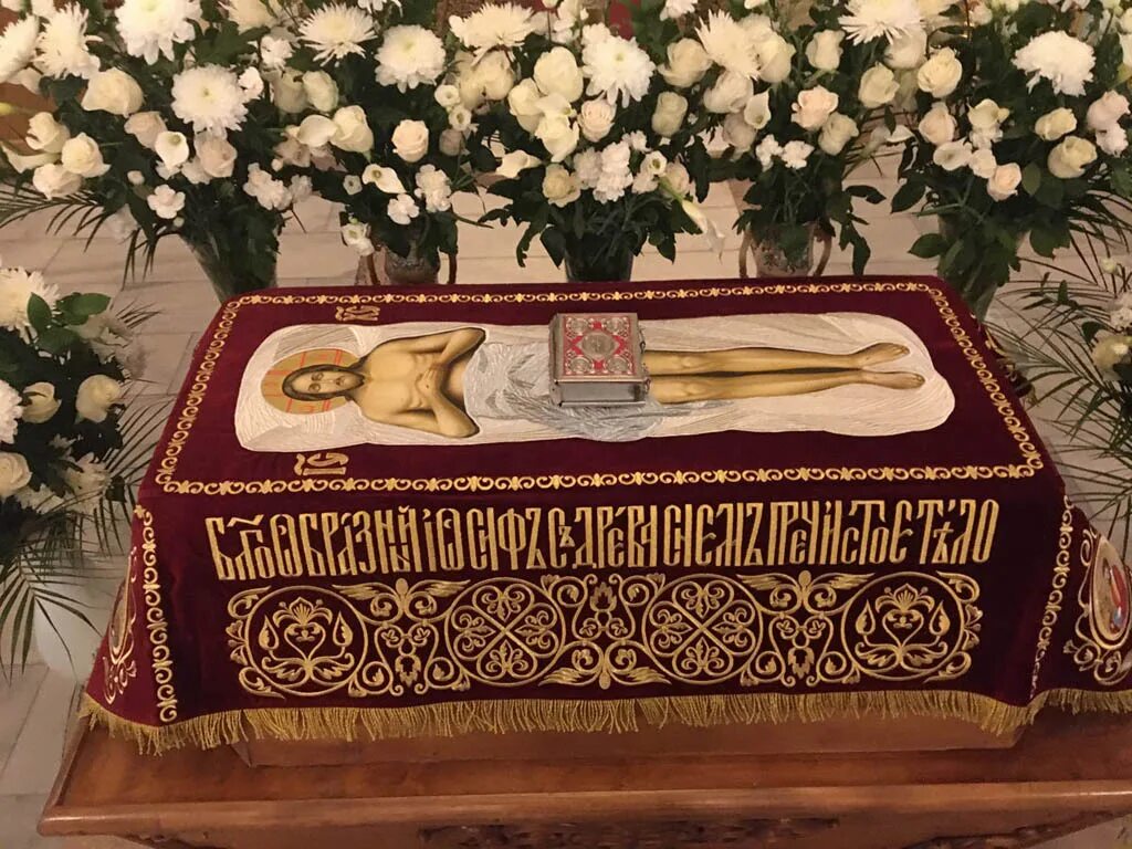 Плащаница фото в храме Страстная седмица в храмах Богоявленского благочиния - Благочиние