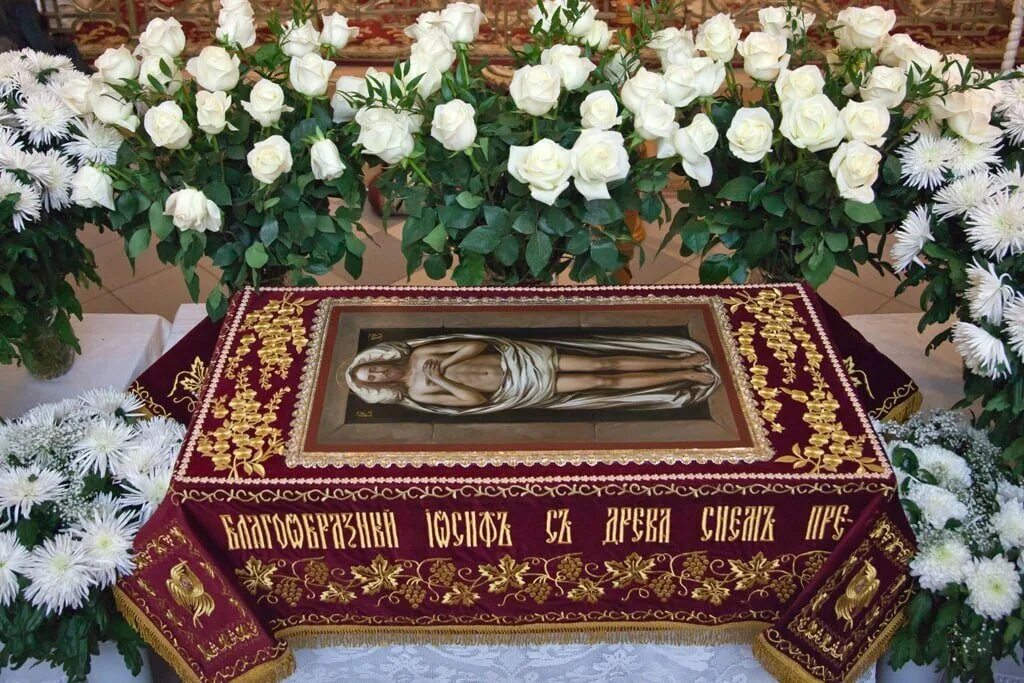 Плащаница фото в храме ➕ Плащаница Христа: вынос, погребение, иконография ➕ "Русская Иконописная Школа"