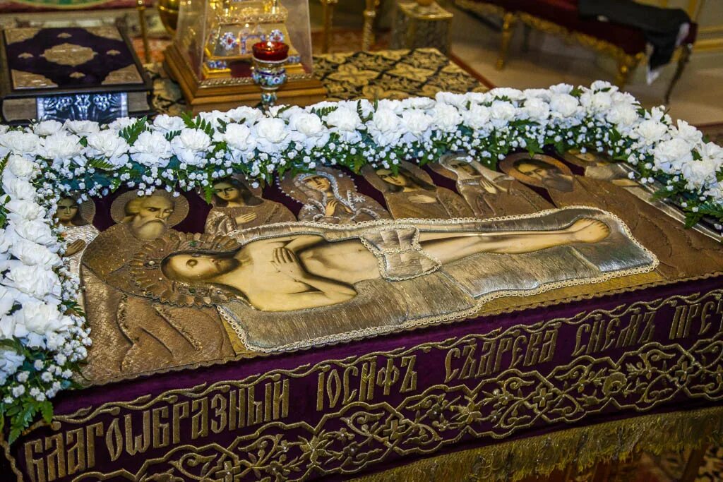 Плащаница иисуса христа фото в храме В Великую пятницу митрополит Феодосий совершил вечерню с выносом Плащаницы в Спа