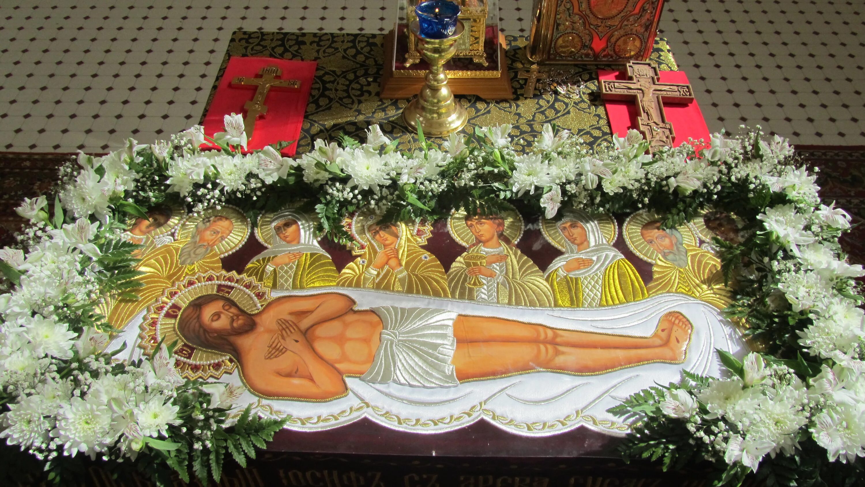 Плащаница иисуса христа фото в храме Церковь святой равноапостольной Марии Магдалины " Вечерня с выносом Плащеницы Го