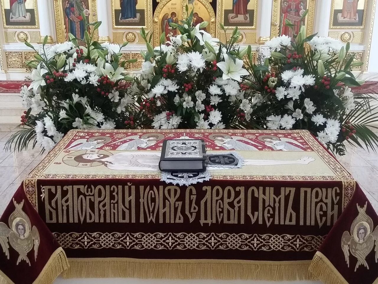 Плащаница иисуса христа фото в храме Страстна́я седмица. Великий Пято́к. Воспоминание Святых спасительных Страстей Госп