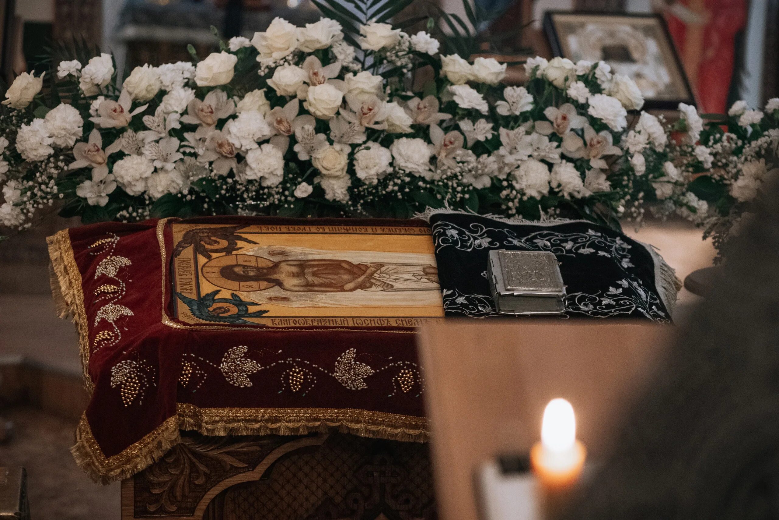 Плащаница иисуса христа фото в храме УТРЕНЯ С ЧИНОМ ПОГРЕБЕНИЯ ПЛАЩАНИЦЫ ГОСПОДА НАШЕГО ИИСУСА ХРИСТА 14 АПРЕЛЯ 2023 