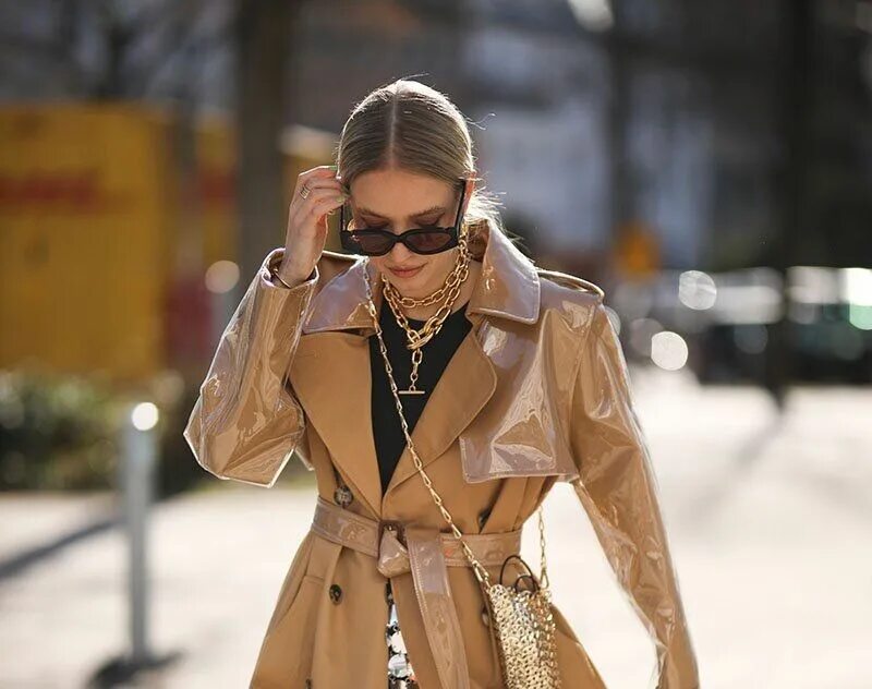 Плащи женские 2024 модные фото Consultez notre guide mode qui vous montrera comment porter le trench femme en a