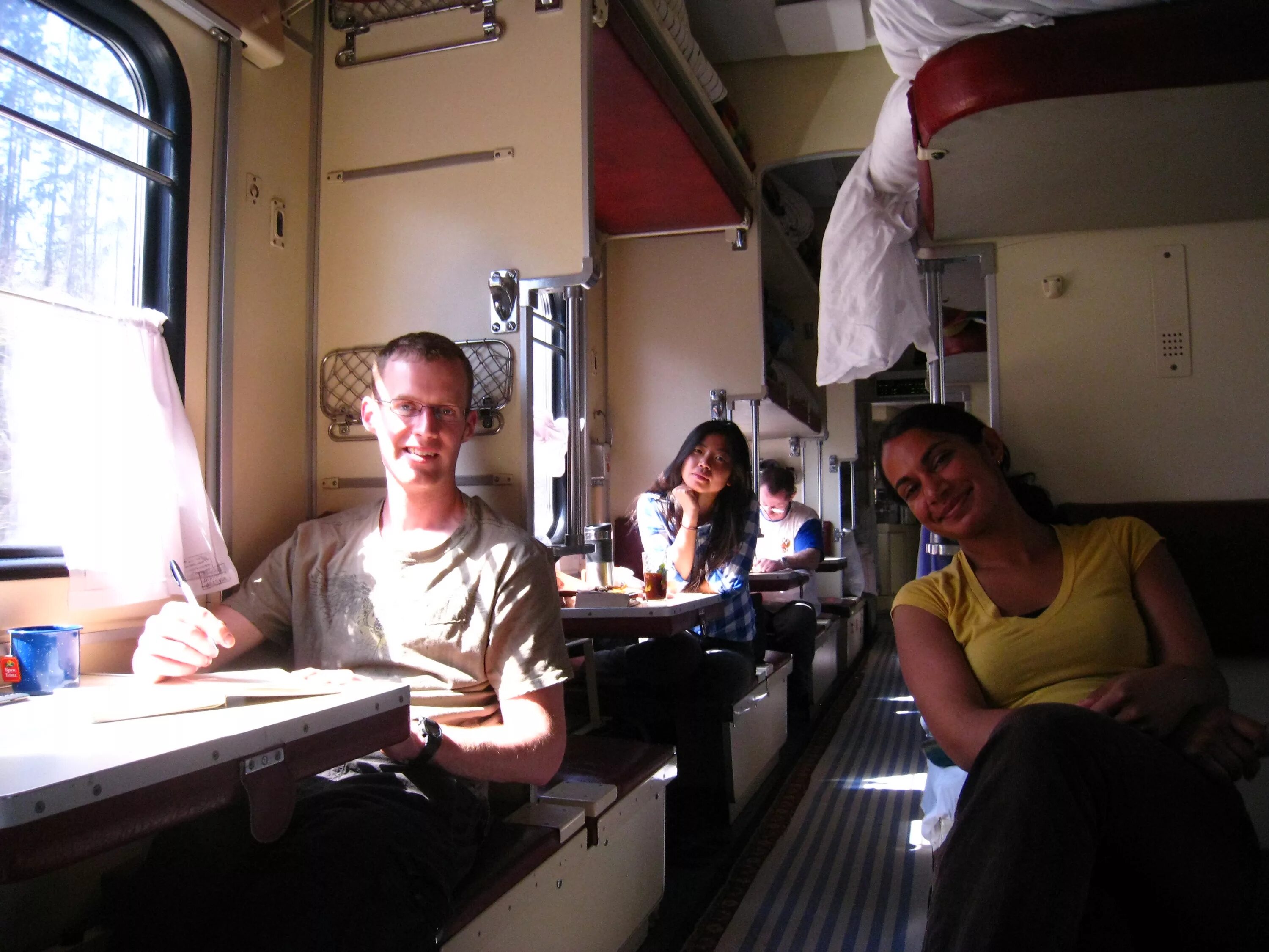 Плац в поезде фото Лучшие места в плацкарте в поезде