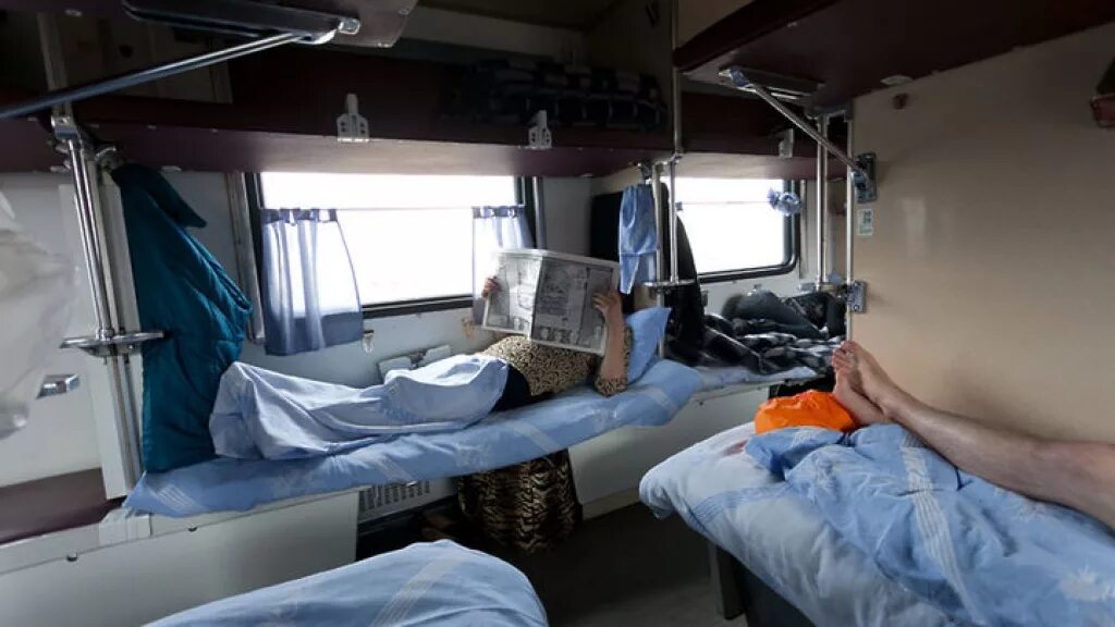 Плац в поезде фото РЖД планируют заменить места в плацкартных вагонах на капсулы - Новости Рузского