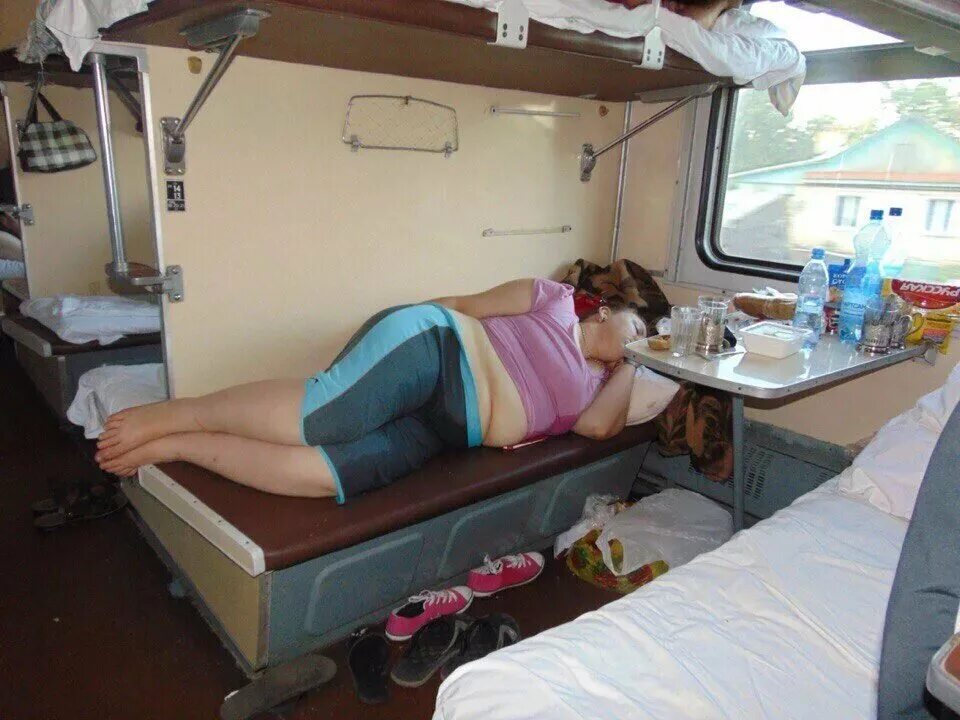 Плац в поезде фото Как грузная попутчица сломала надо мной верхнюю полку в поезде: теперь и внизу б