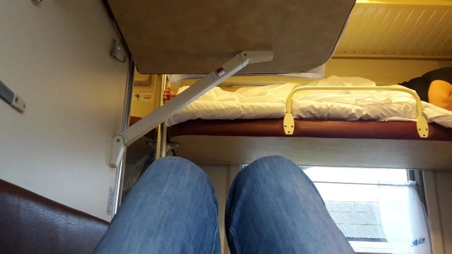 Плацкарт боковая верхняя полка фото Как разложить боковое место в плацкарте - блог Санатории Кавказа