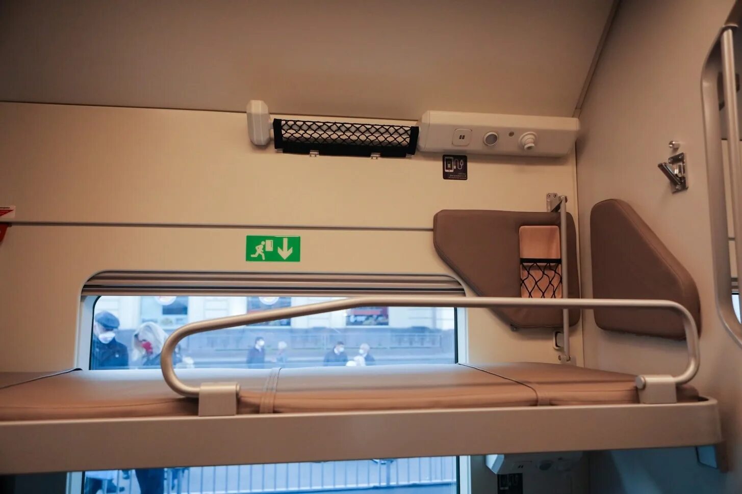 Плацкарт боковая верхняя полка фото Фотопост: РЖД представила новый плацкартный вагон - Wylsacom