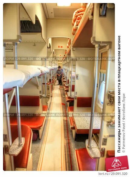 Плацкарт фото номера мест Пассажиры занимают свои места в плацкартном вагоне (2018 год). Редакционное фото