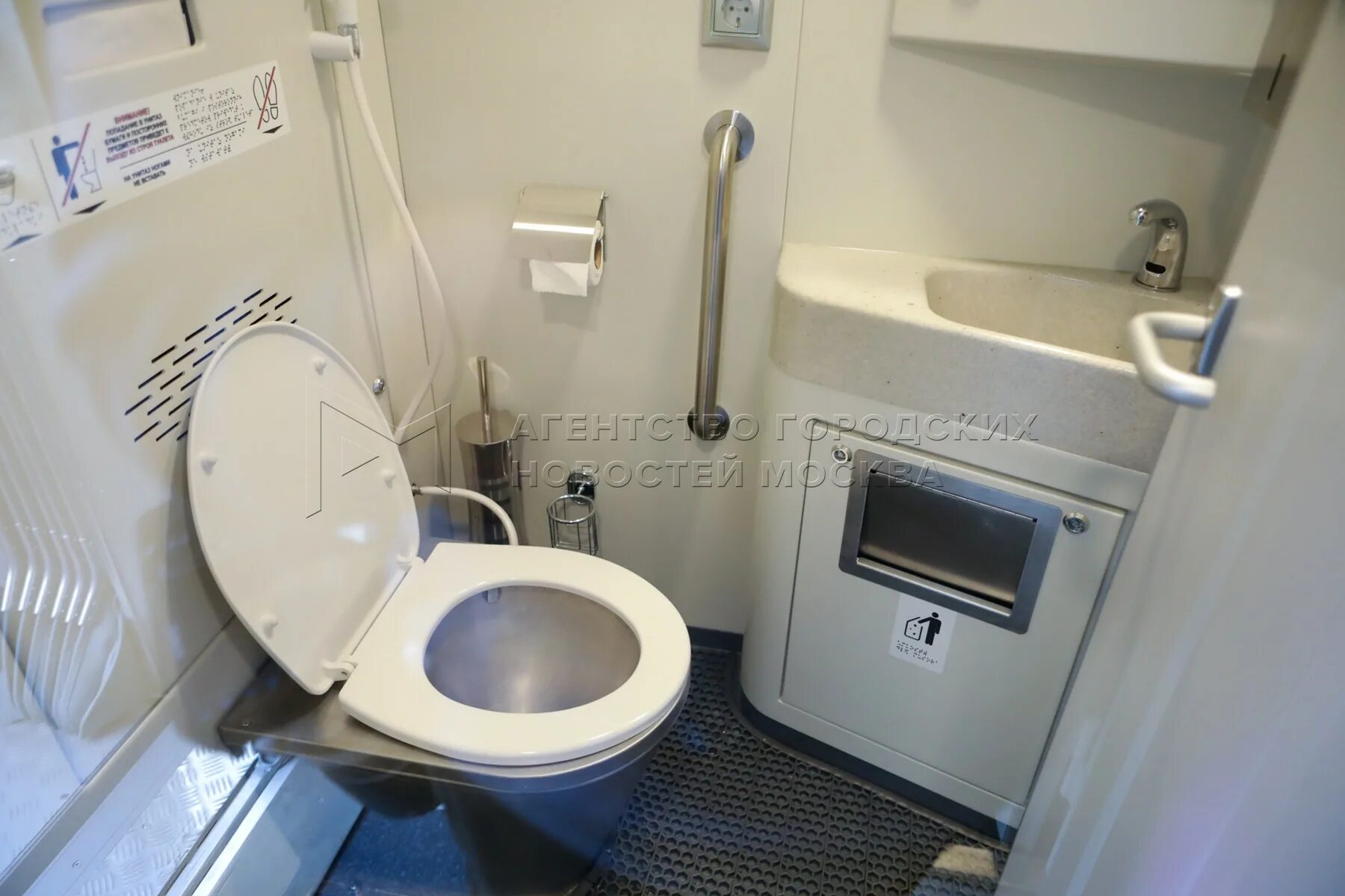 Плацкарт фото туалет Агентство городских новостей "Москва" - Фотобанк