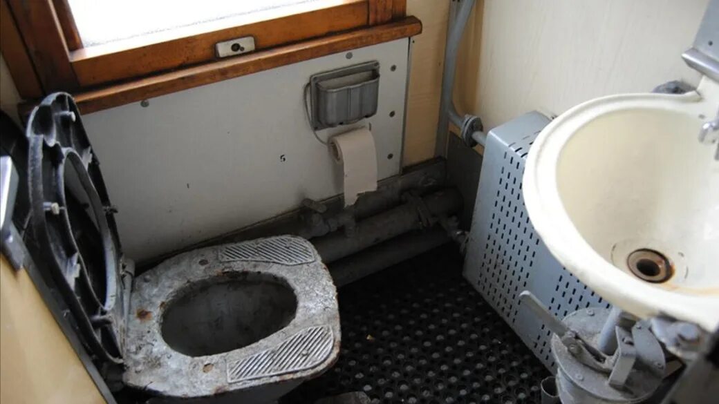 Плацкарт фото туалет Дело завели на кассира электрички из-за запертых в туалете мальчиков