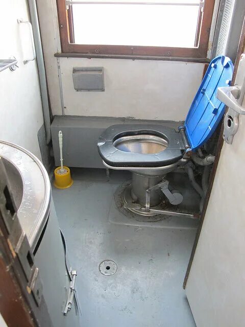 Плацкарт фото туалет Почему рельсы приобретают интересный цвет? Транспортный канал Дзен