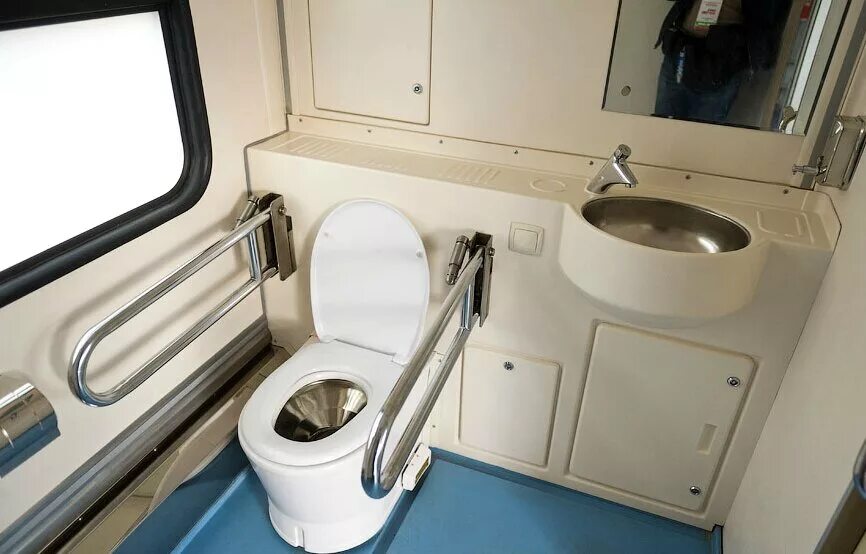 Плацкарт фото туалет Почему перестали закрывть туалет в поездах? Справочник Путешественника Дзен