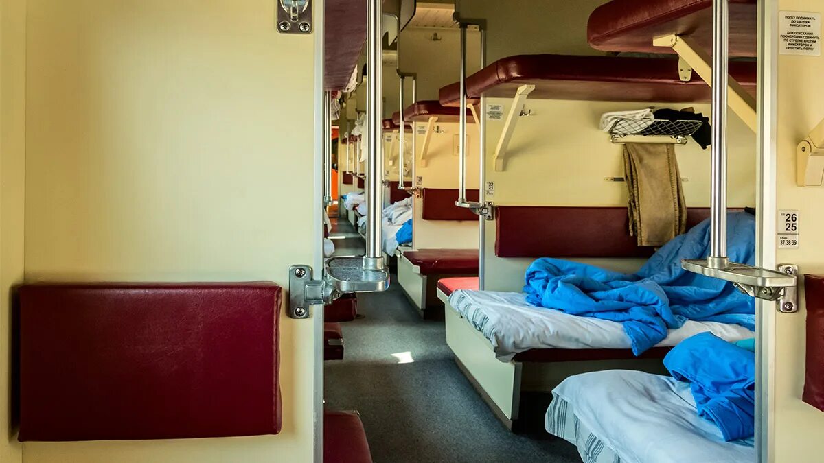 Плацкарт в поезде боковое место фото В России подорожал проезд в плацкарте