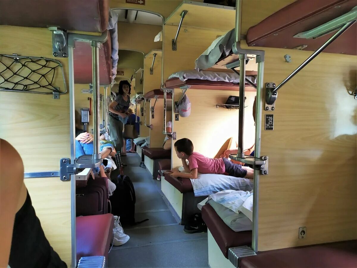 Плацкарт в поезде боковое место фото Картинки ПОКАЖИ ПЛАЦКАРТНЫЙ ПОЕЗД