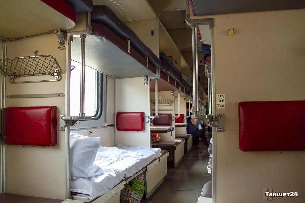 Плацкарт в поезде боковое место фото Как пассажиры верхних полок плацкарта ополчаются на обладателей нижних полок и о