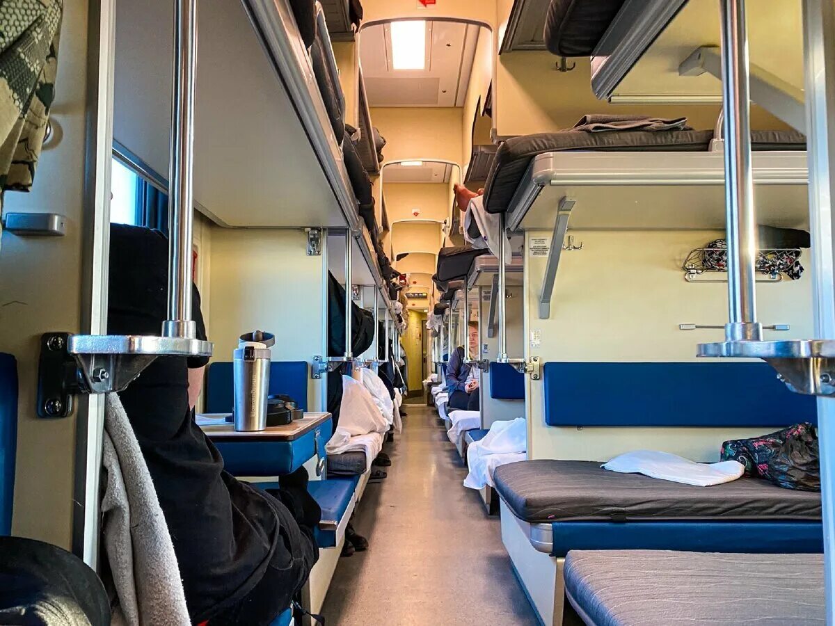 Плацкарт в поезде фото внутри как выглядит "Женщина, зачем брали билет на верхнюю полку, если не можете туда залезть?"- неп