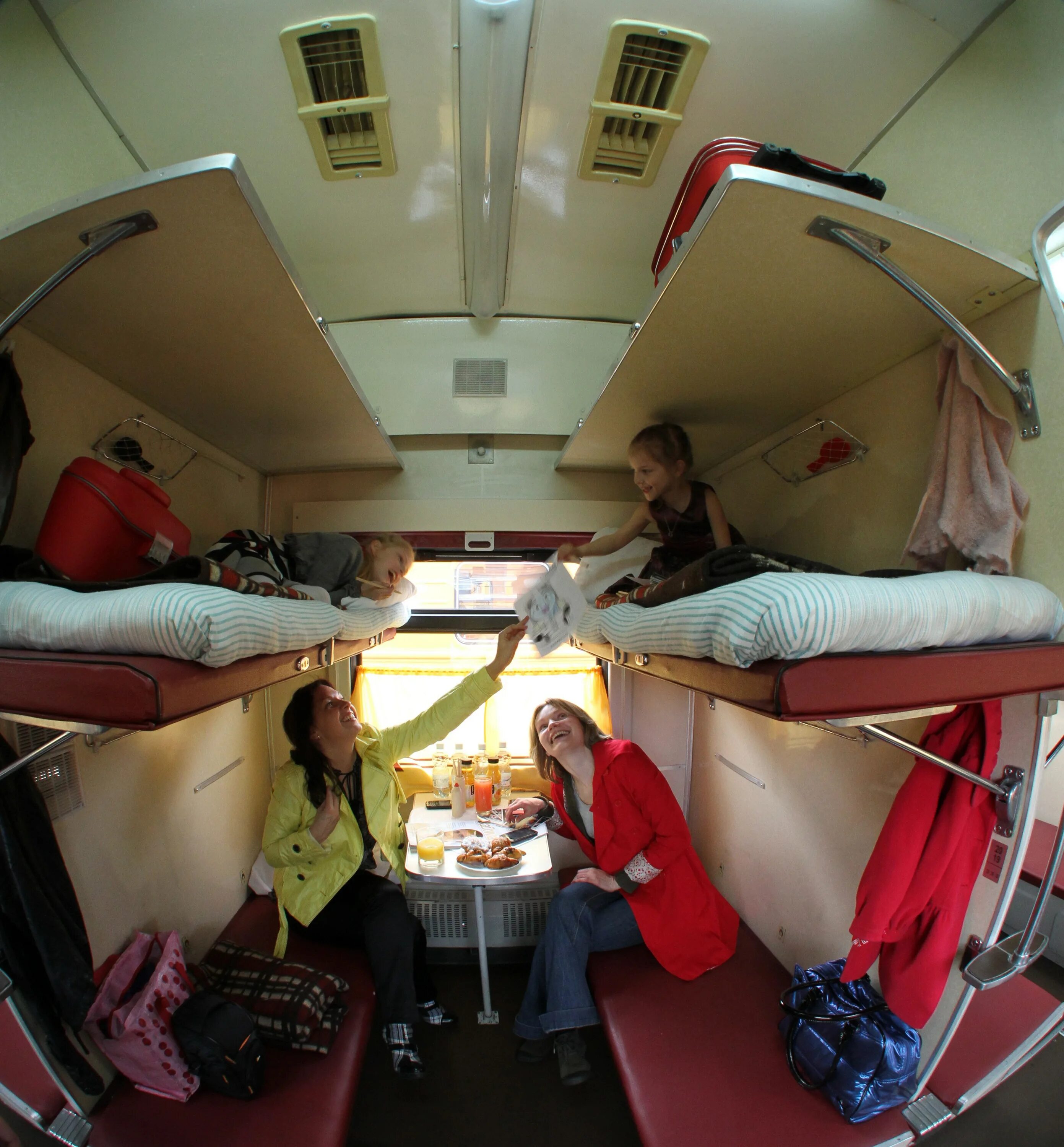 Плацкарт в поезде и купе отличие фото Купе в поезде плацкарт: найдено 86 изображений