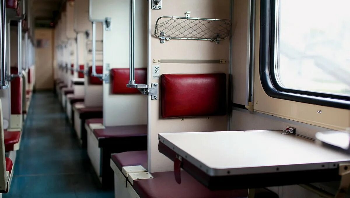 Плацкарт верхнее боковое место фото Кондиционер и розетки: этот секрет позволит доехать с комфортом даже в плацкарте