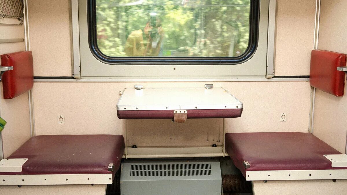 Плацкарт верхнее боковое место фото Лучше взять плацкарт у туалета: зря все считают, что на этих местах в поезде ужа