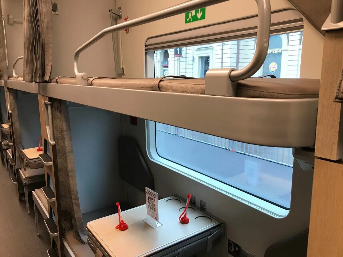 Плацкарт верхнее боковое место фото Новый плацкарт 2021. Будущее наступило: душ, длинные полки и другие новинки След