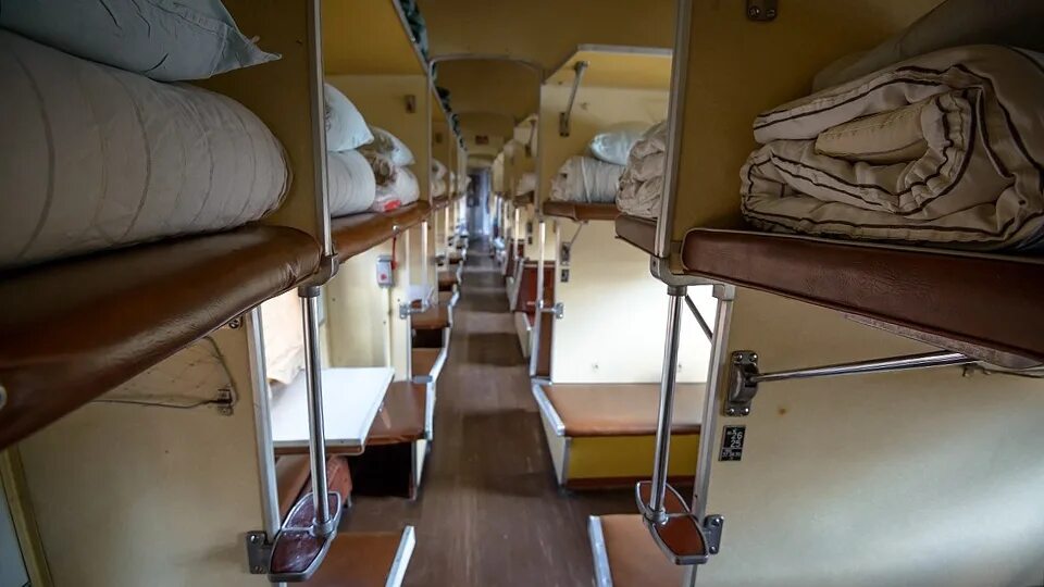 Плацкарт верхняя полка фото Полицейский отказался брать две тысячи рублей от нелегала в поезде Новости Сарат