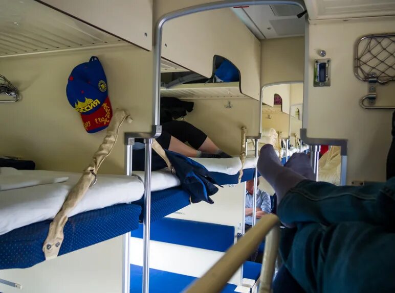 Плацкарт верхняя полка фото В РЖД опровергли информацию о росте тарифов на поездки в плацкартных вагонах ОТР