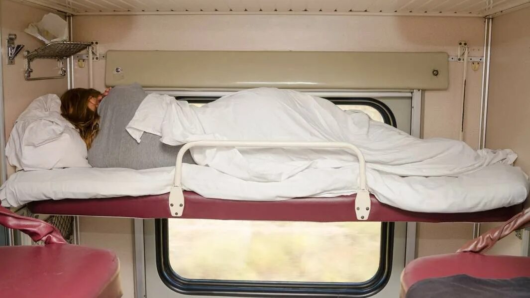 Плацкарт верхняя полка фото Отпускник платит дважды: летние поездки в плацкарте резко подорожали Статьи Изве