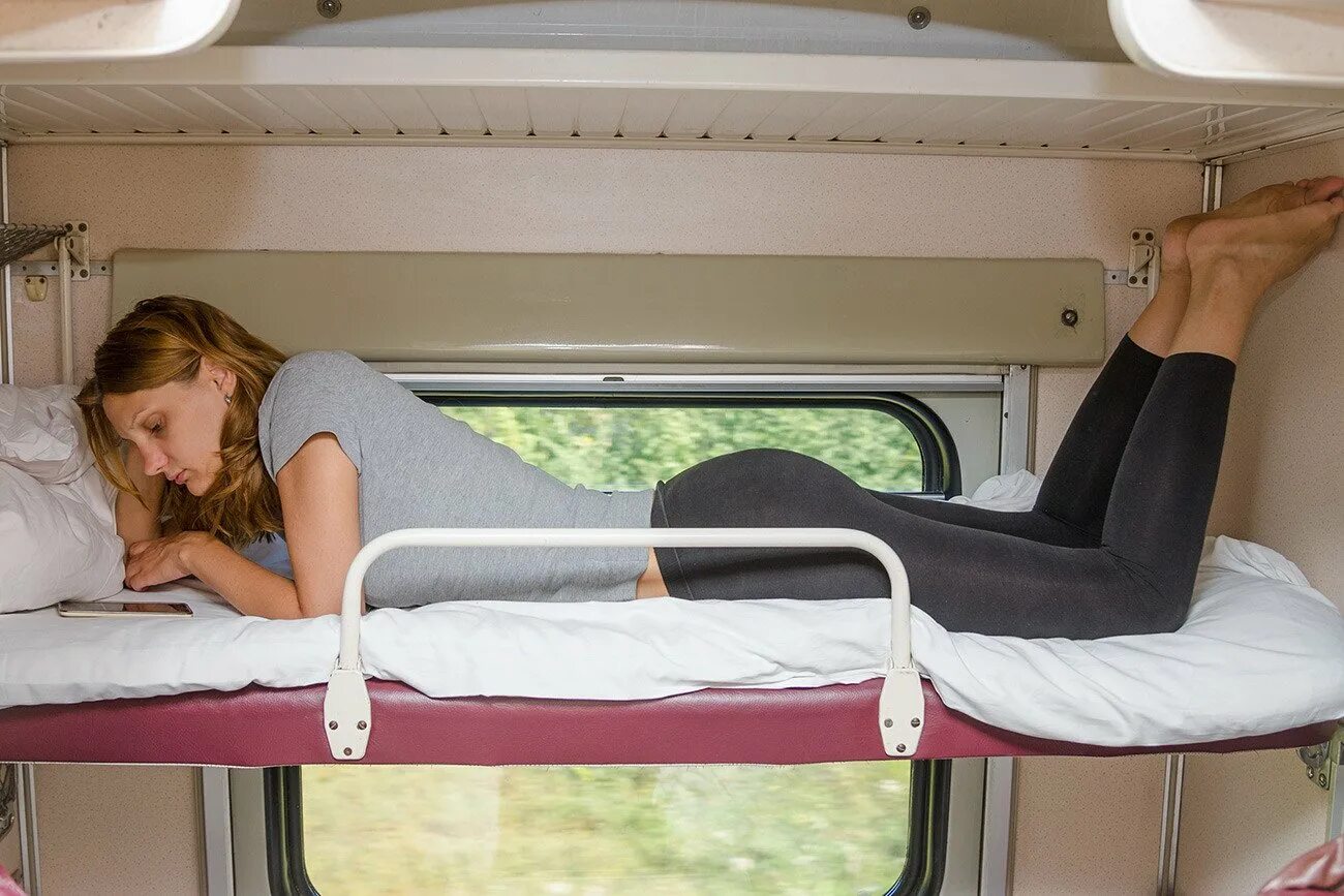 Плацкарт верхняя полка фото Должен ли пассажир поезда собирать и сдавать постельное белье проводнику перед п