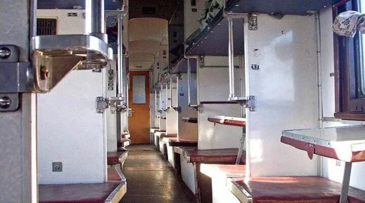 Плацкарт внутри фото The inside of a typical Russian "плацкарт" train wagon, where you travel all tog