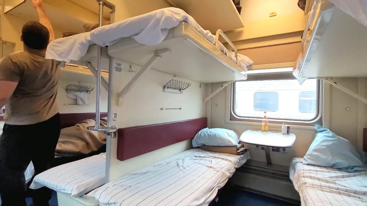 Плацкарт внутри фото Третья полка в плацкартном вагоне поезда - неужели так можно было ездить раньше 