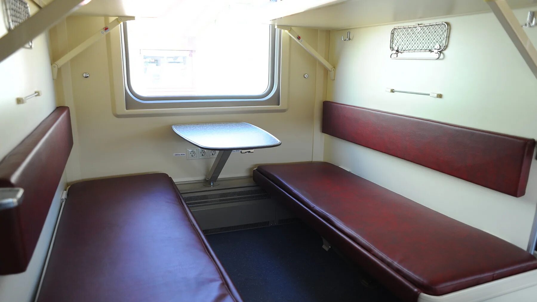 Плацкартное купе фото В РЖД разрешили пассажирам с верхних мест сидеть на нижних полках. Новости Волог