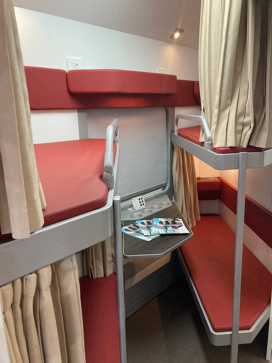 Плацкартное купе фото ТМХ презентовал очередной концепт нового плацкарта "ёлочка" ПАНТОГРАФ Дзен